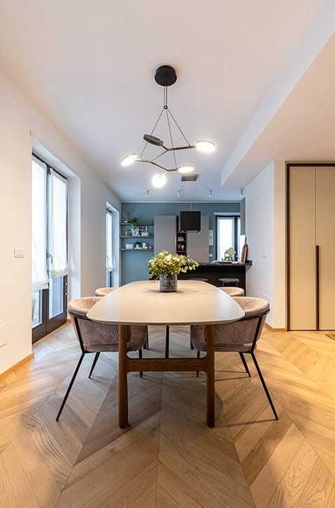 Sala da pranzo con piano in parquet