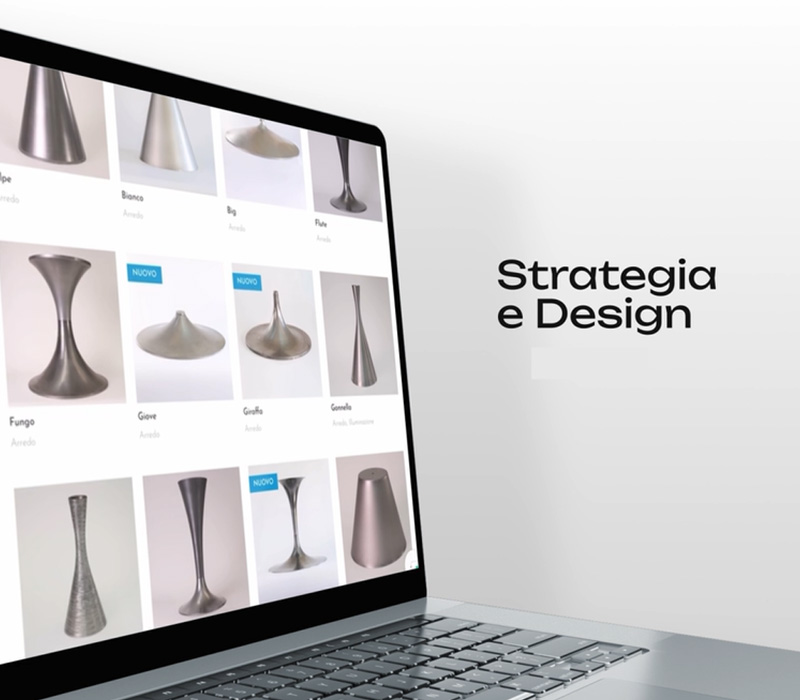 Strategia e Design. Portatile con screenshot sito